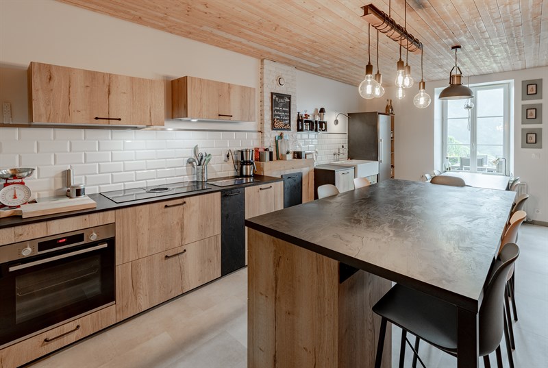 Cuisine ouverte de style industriel bois et noir | Raison Home